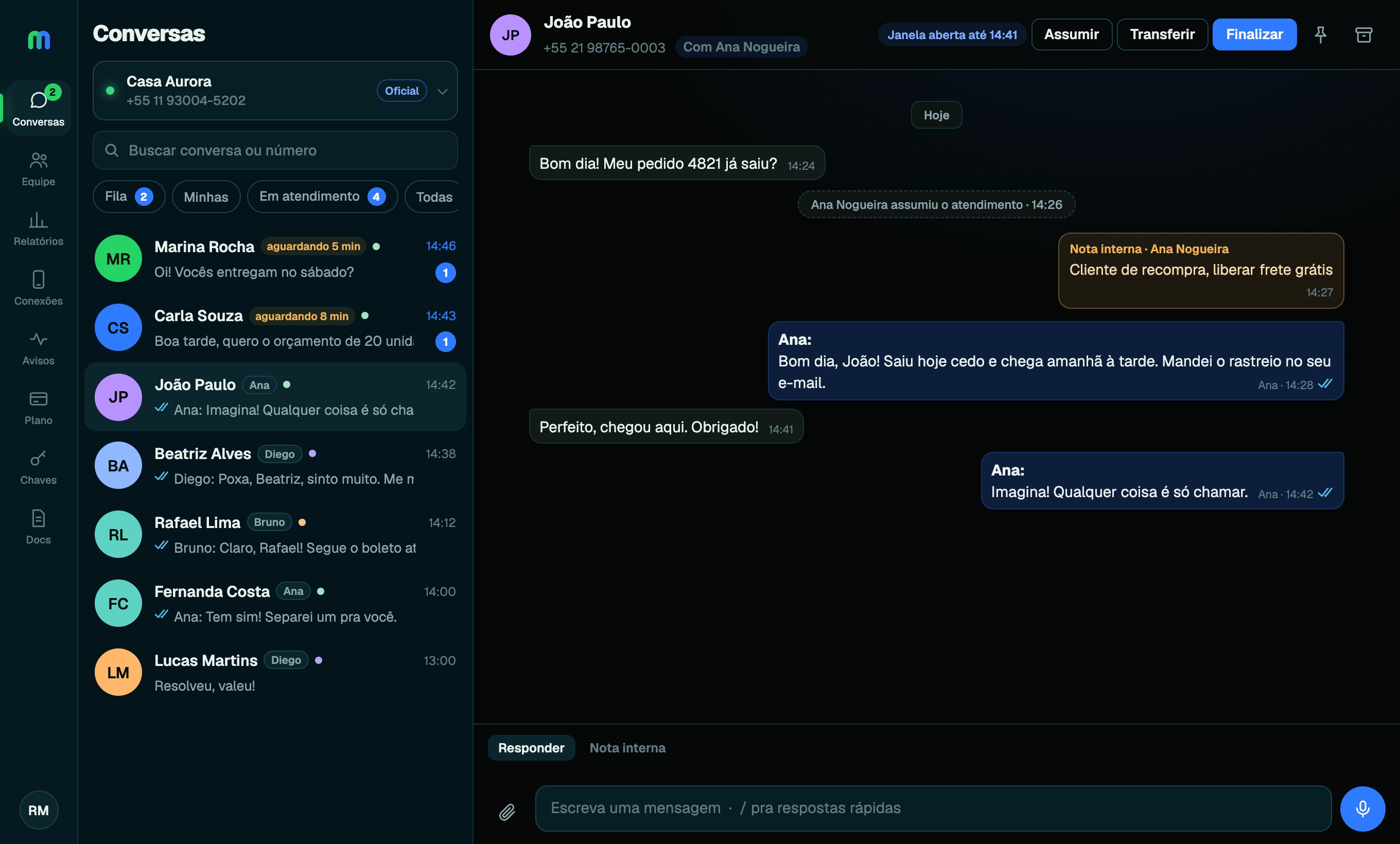 Tela de conversas do Mensy: fila com clientes aguardando, conversas com cada atendente e uma conversa aberta com nota interna